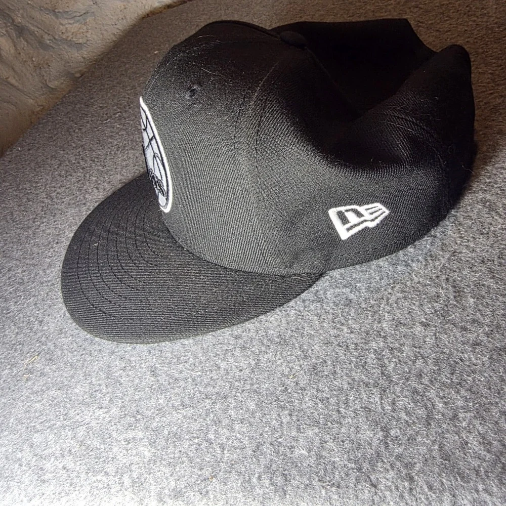 New Era Philadelphia 76ers Black And White 9FIFTY Snapback Adjustable Hat